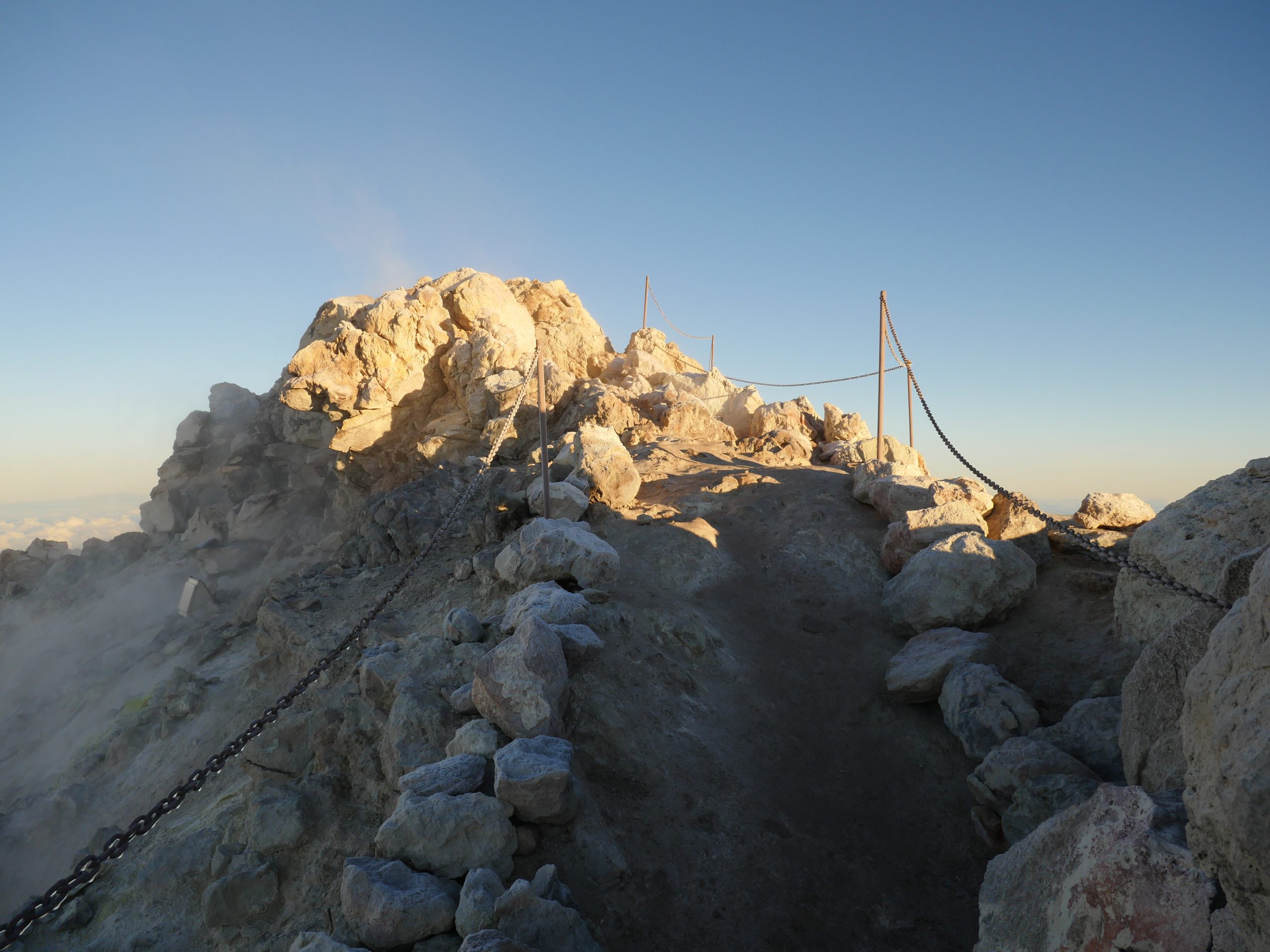 Le sommet du Teide est à quelques mètres. Mais les parcourir nous expose au vent très très fort. Nous n'irons pas plus loin, c'est trop risqué.