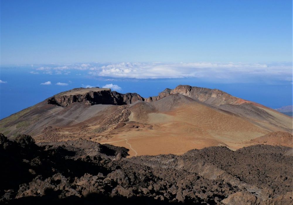 El Pico Viejo. On n'en peut plus de ce chemin de lave noire. Heureusement, on aperçoit le sentier qui serpente enfin sur le sable en contrebas.