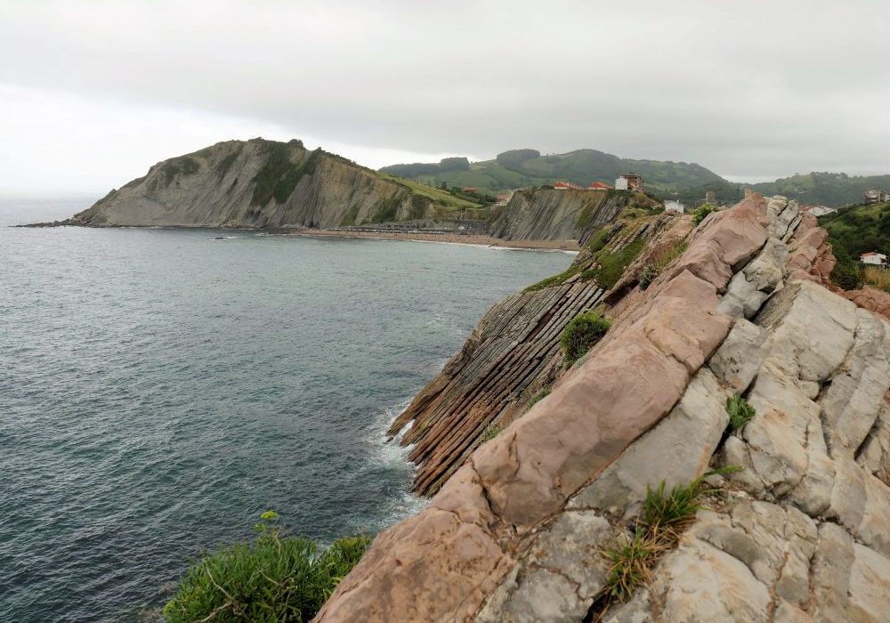 Falaises de flysch à Zumaïa (Espagne)