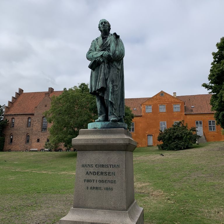 Odense. Le jardin des contes de fées, statue de HC Andersen